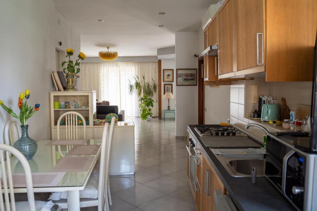 Super Elegante Centro Con Posto Auto E Wifi Veloce Apartment Naples